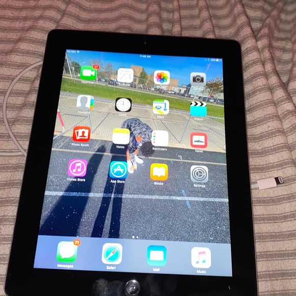 Working APPLE IPAD comes with charger